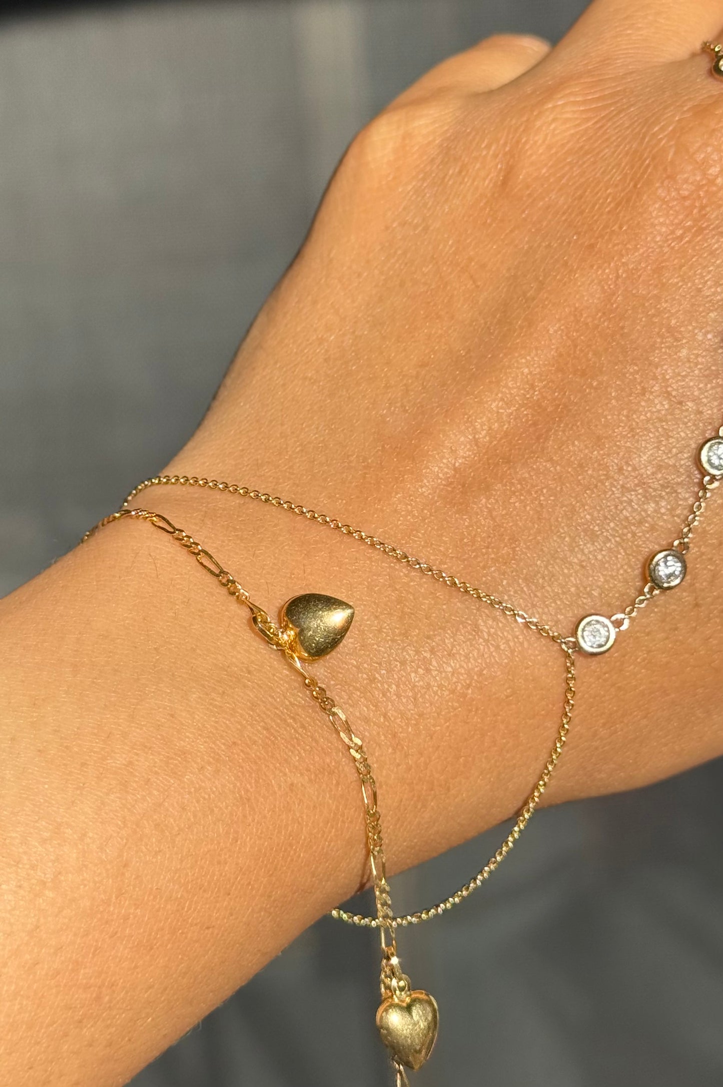 14k yellow gold Figaro link dangling puffy heart bracelet
