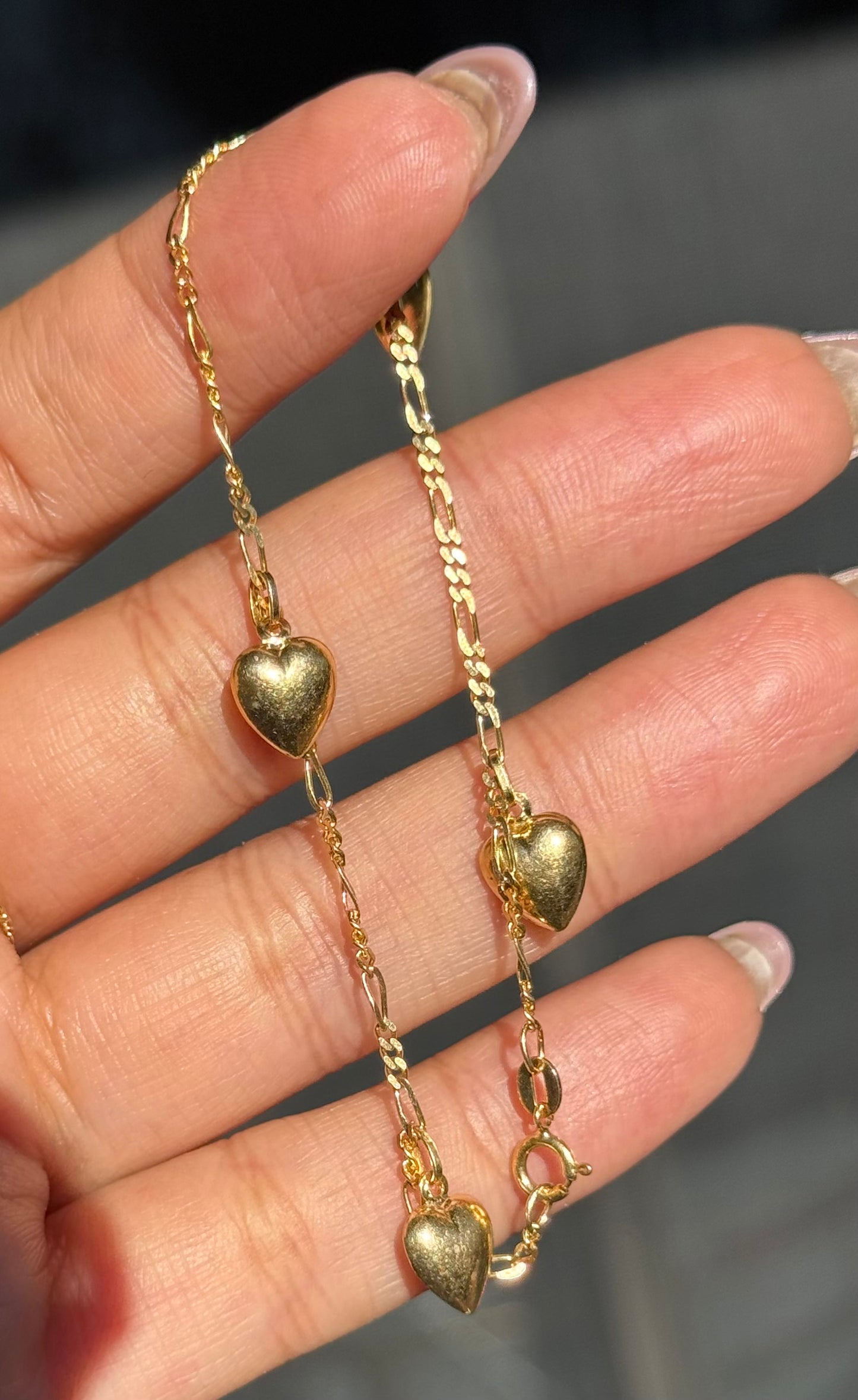 14k yellow gold Figaro link dangling puffy heart bracelet