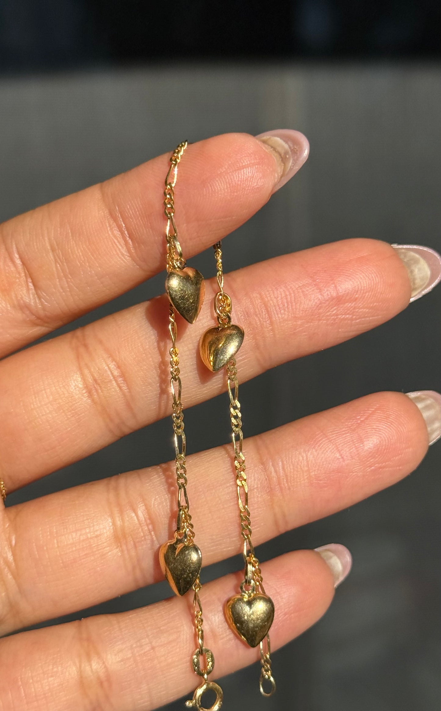 14k yellow gold Figaro link dangling puffy heart bracelet