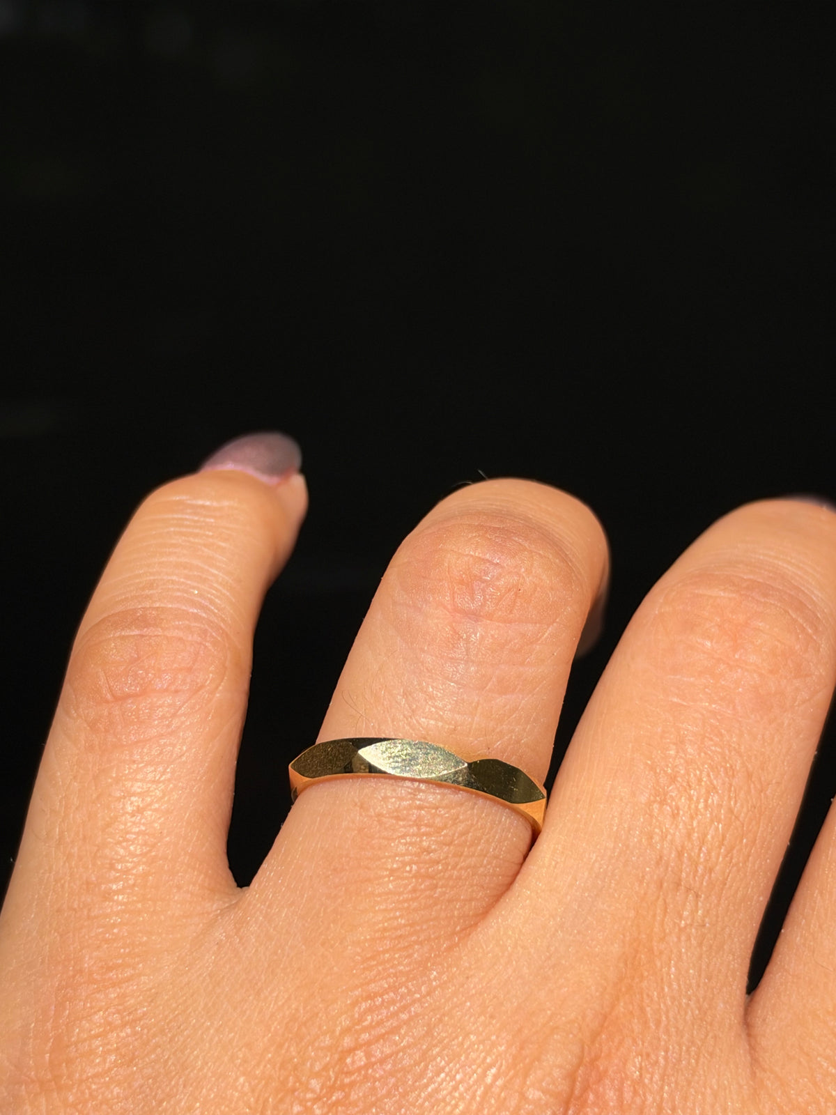 18k faceted band