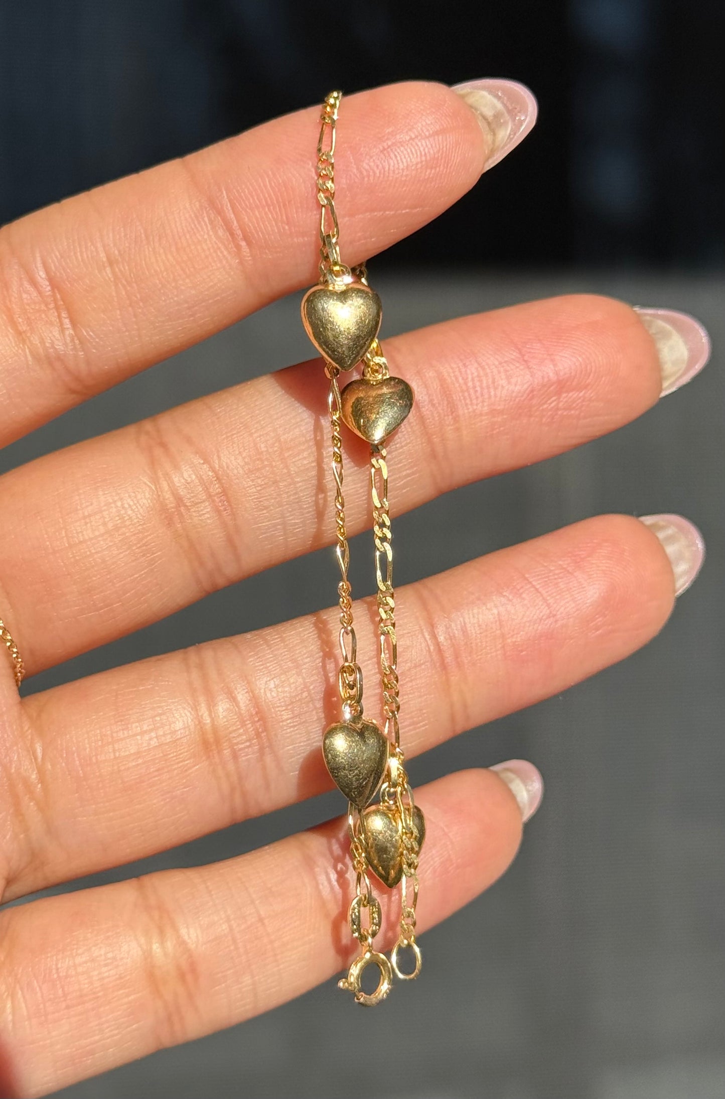 14k yellow gold Figaro link dangling puffy heart bracelet