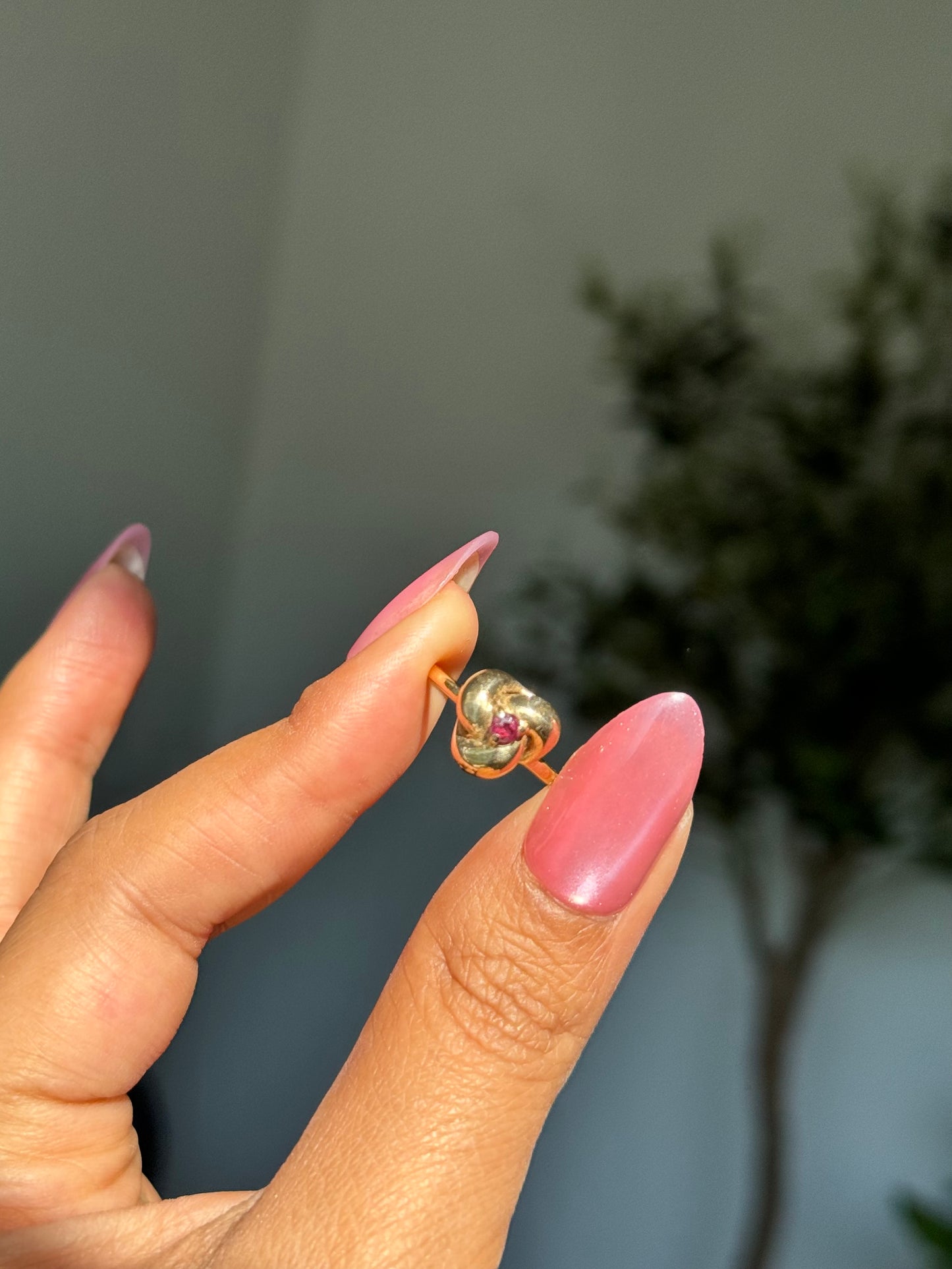 I4k yellow gold Knotted ruby ring