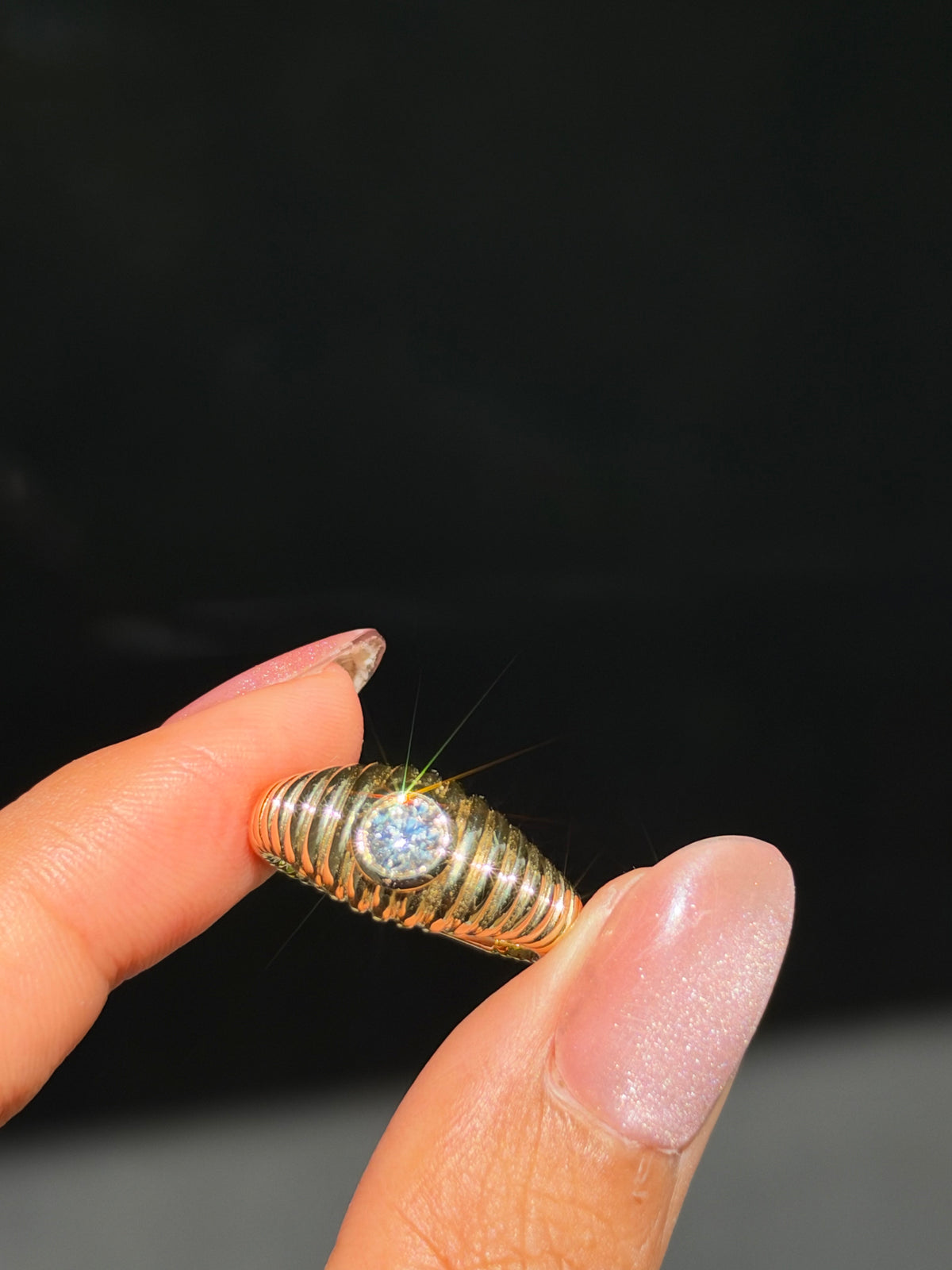 18k ribbed diamond ring