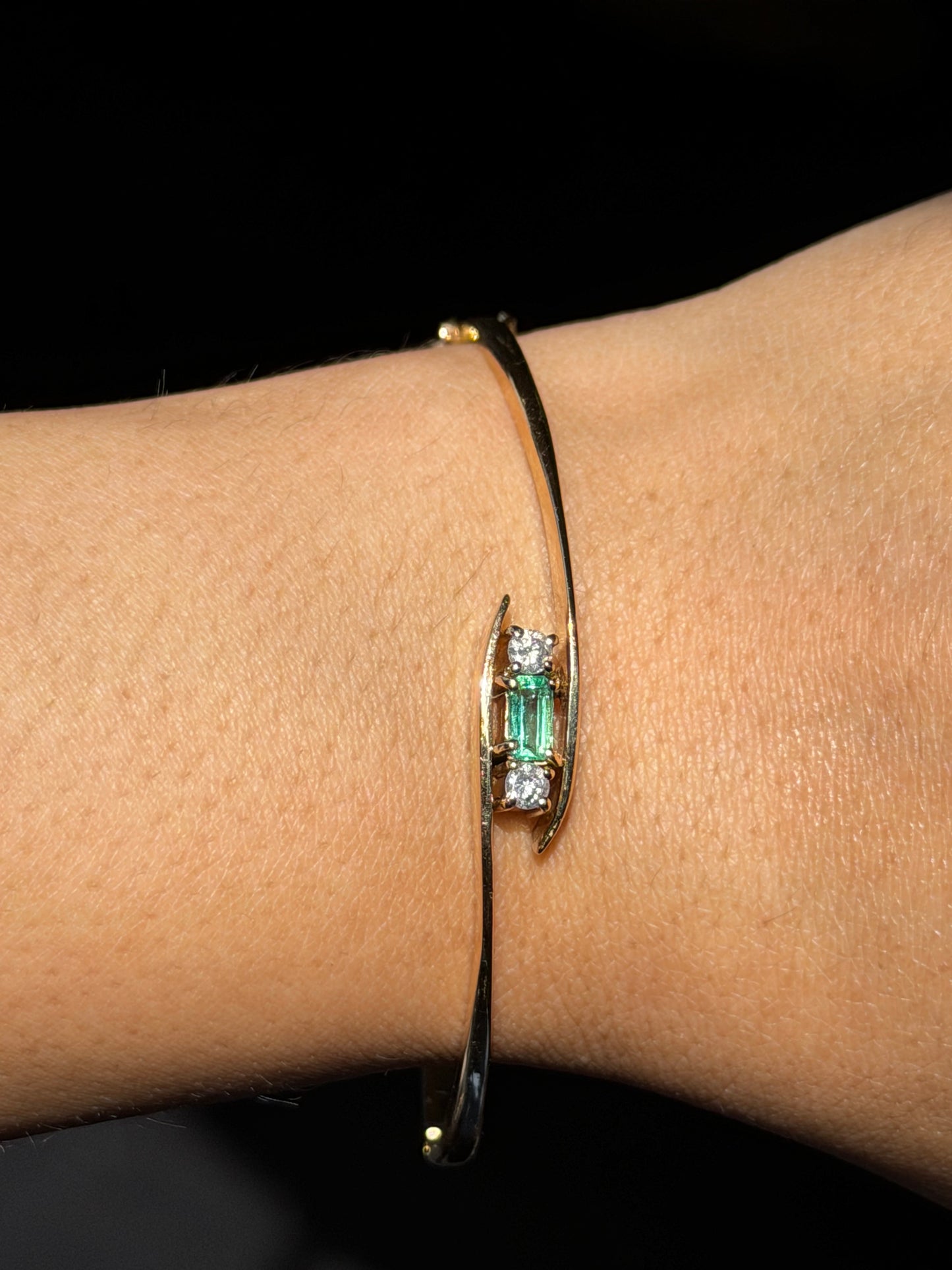 18k hinged Colombian emerald and diamond bangle💚