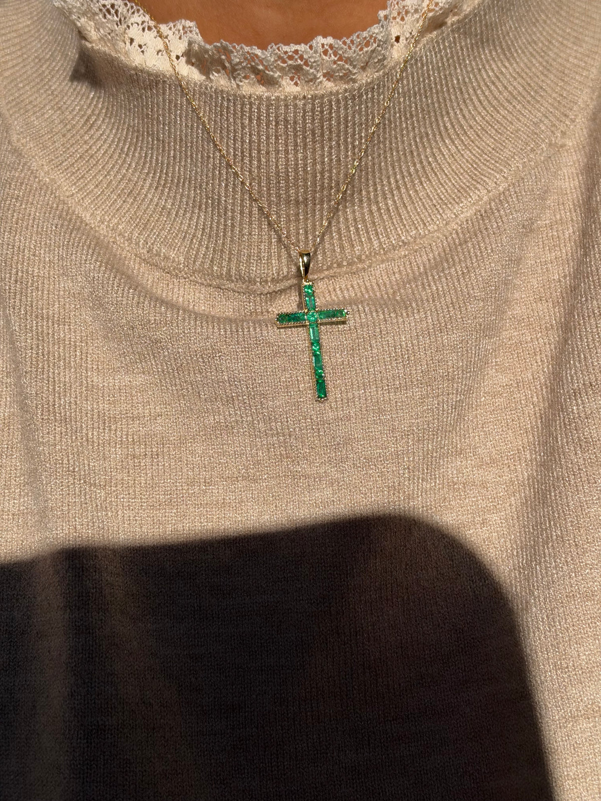 14k 1ct invisible set emerald cross necklace