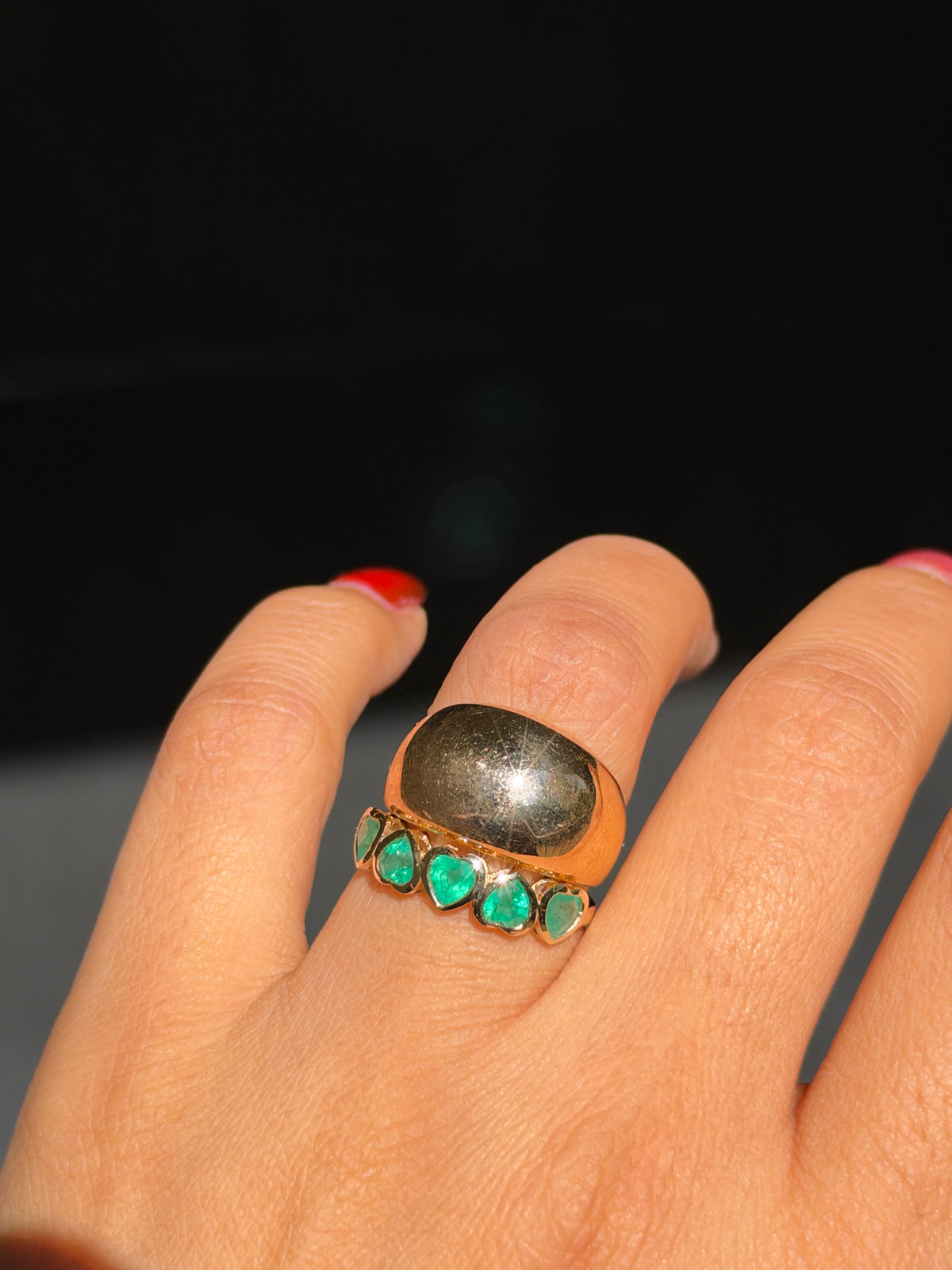 18k Glowy emerald heart ring