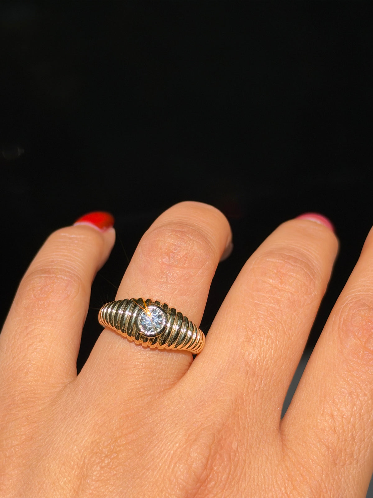 18k ribbed diamond ring