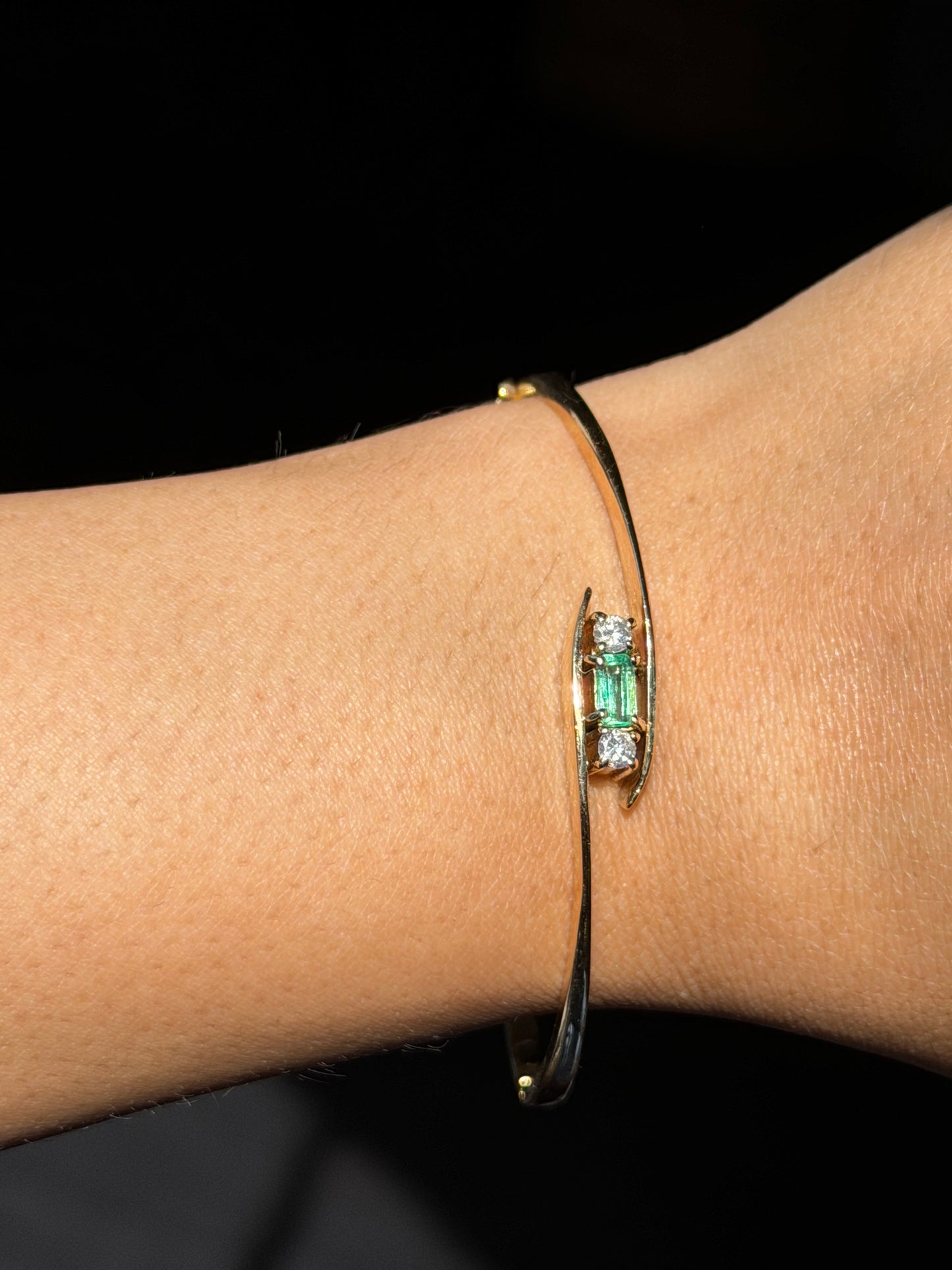 18k hinged Colombian emerald and diamond bangle💚