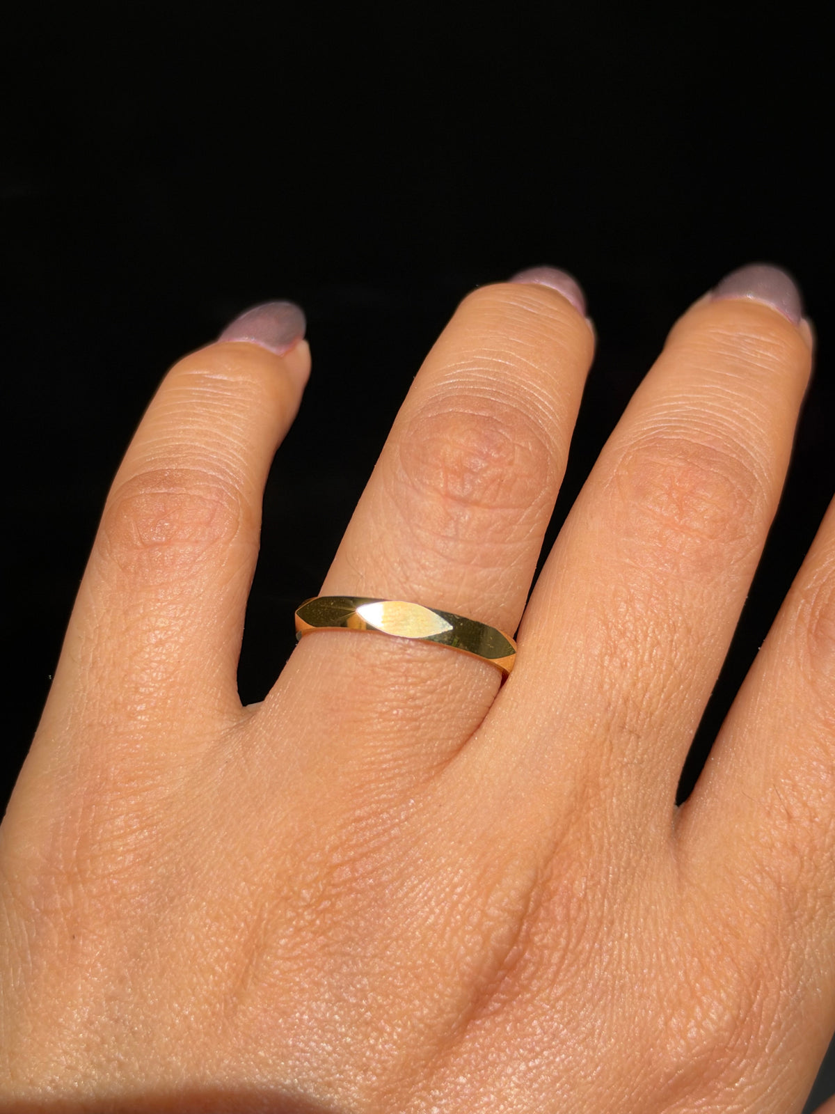 18k faceted band