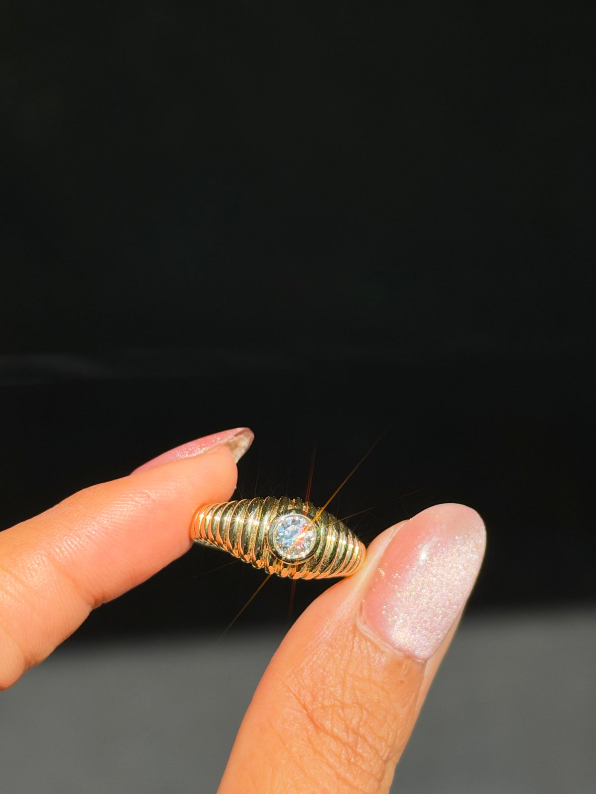 18k ribbed diamond ring