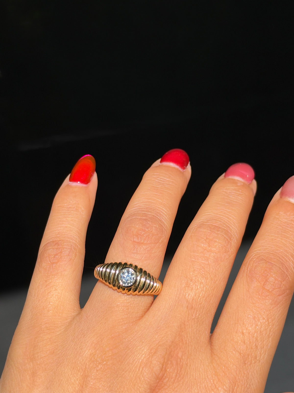 18k ribbed diamond ring