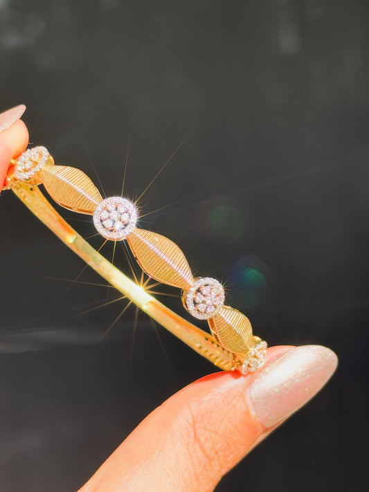 14k ribbed diamond hinged bangle ✨