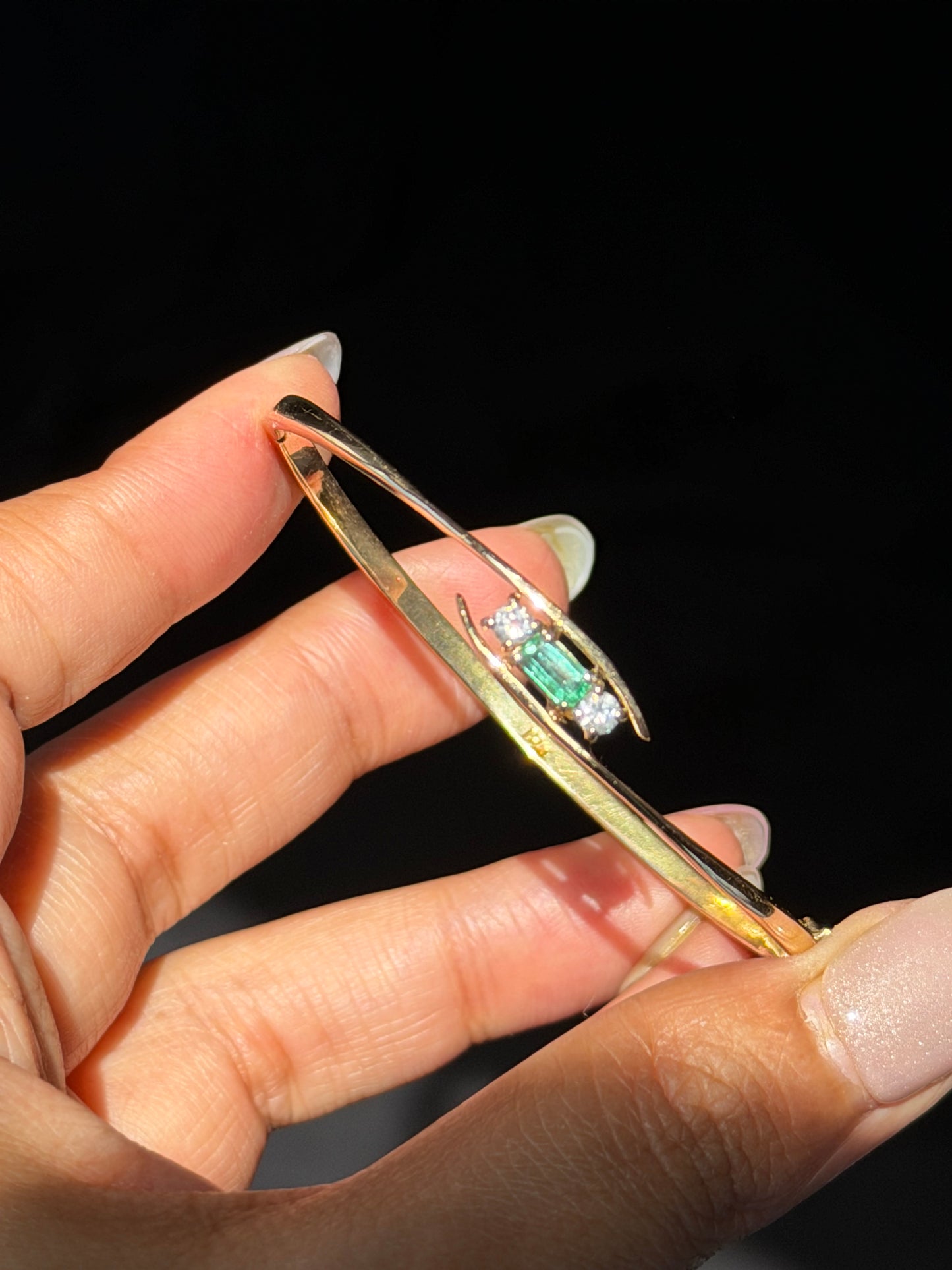 18k hinged Colombian emerald and diamond bangle💚