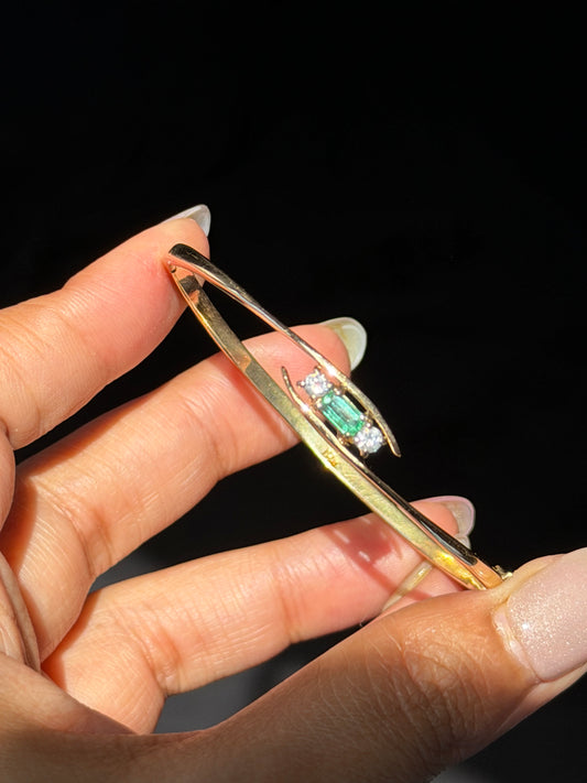 18k hinged Colombian emerald and diamond bangle💚