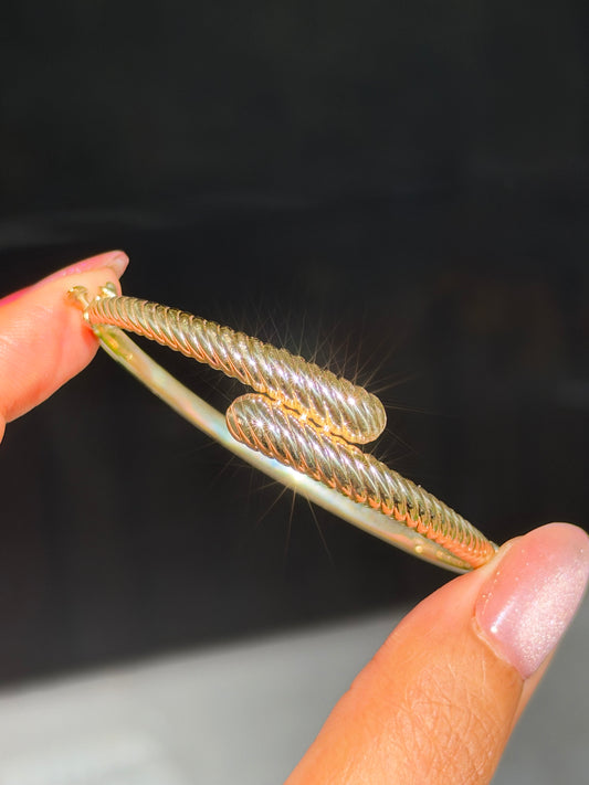 14k Bypass ribbed hinged bangle ✨