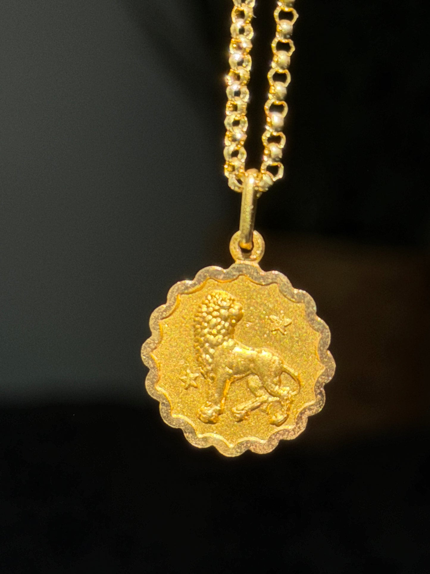 Vintage 18k Leo ♌️ Zodiac charm