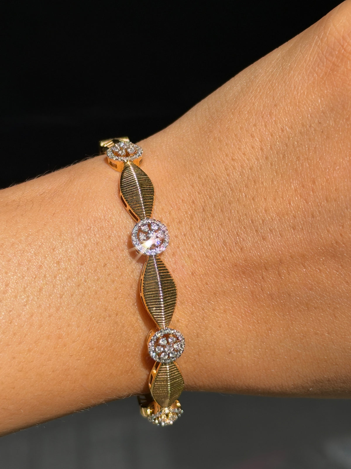 14k ribbed diamond hinged bangle ✨