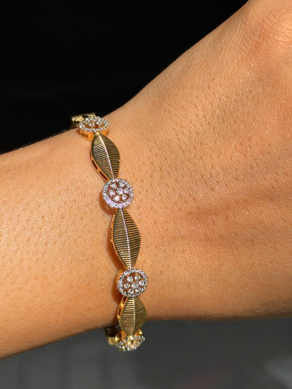 14k ribbed diamond hinged bangle ✨