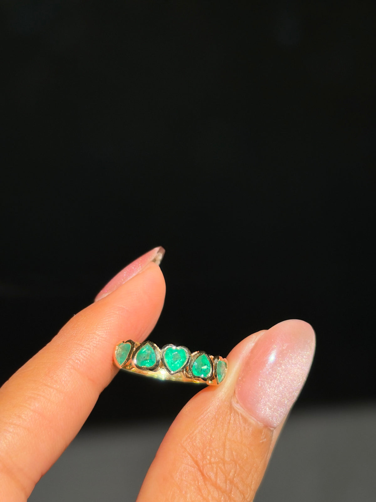 18k Glowy emerald heart ring