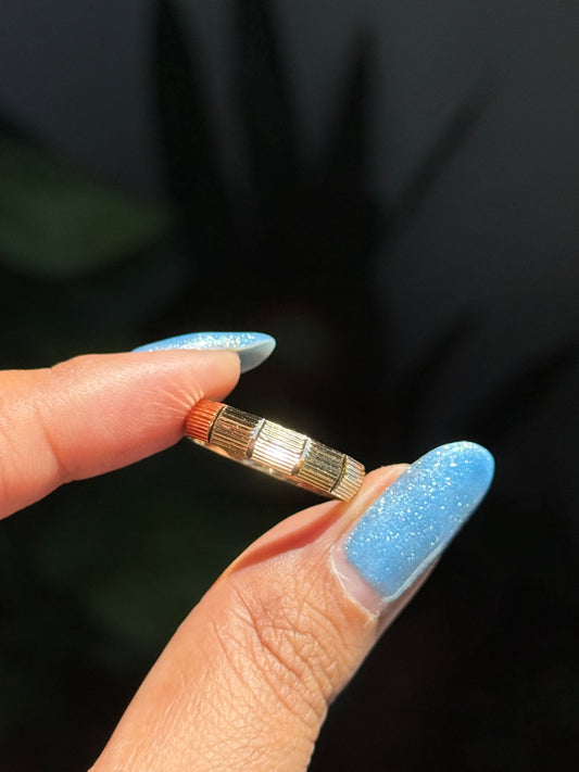 14k gorgeous ribbed panels band,
