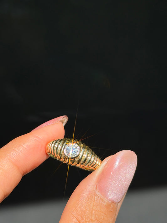 18k ribbed diamond ring