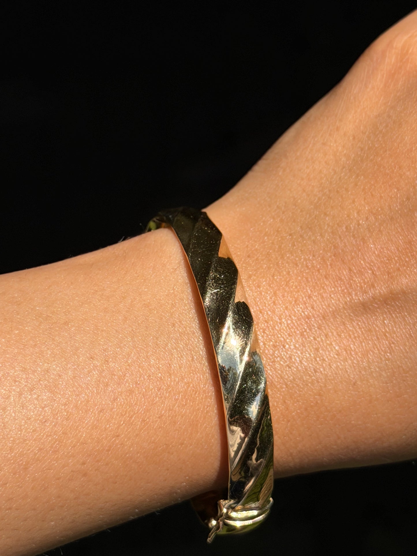 14k Italian hinged bracelet by Milor