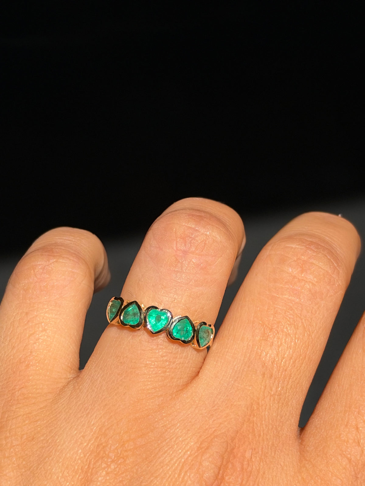 18k Glowy emerald heart ring