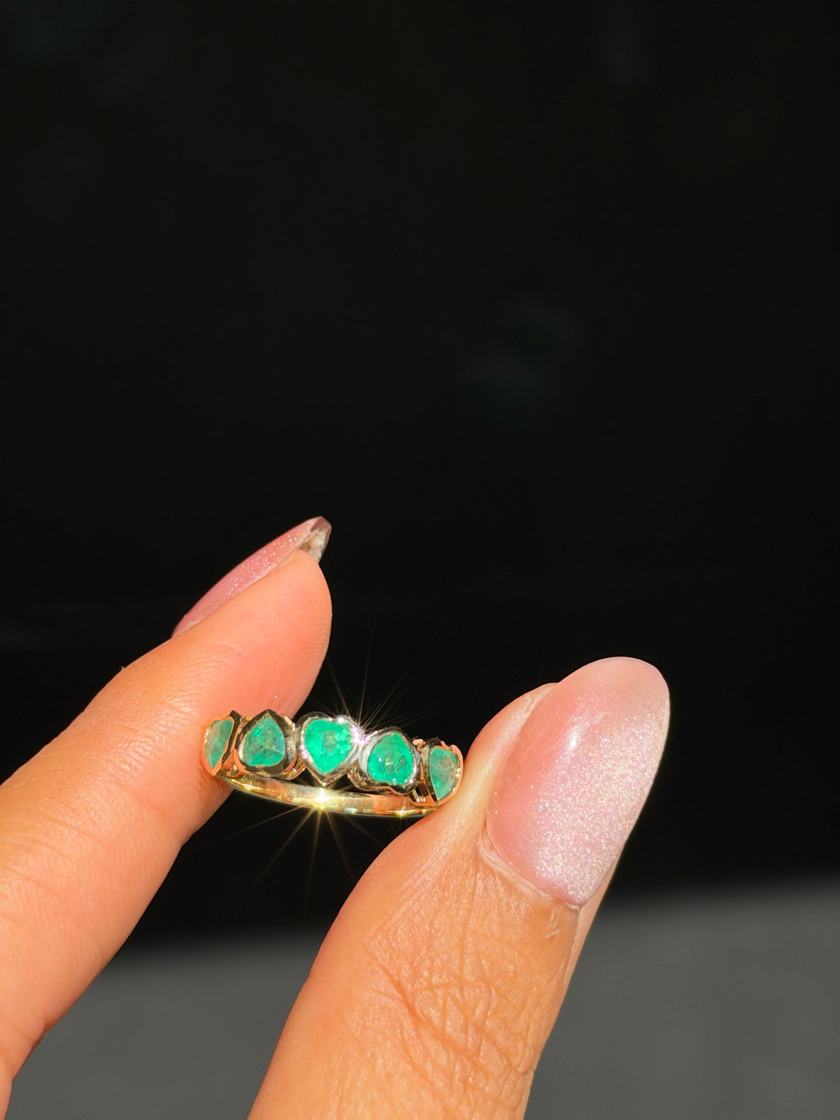 18k Glowy emerald heart ring