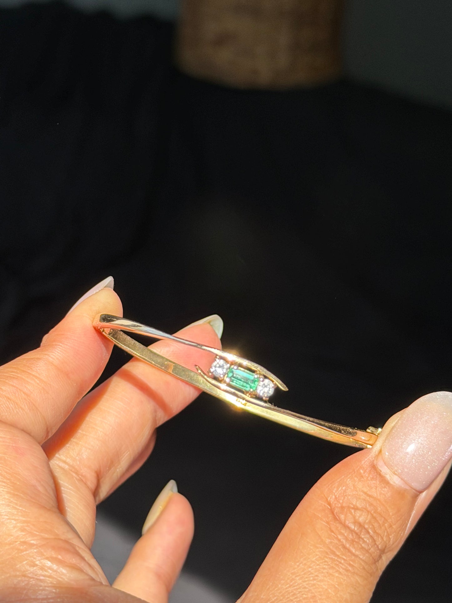 18k hinged Colombian emerald and diamond bangle💚