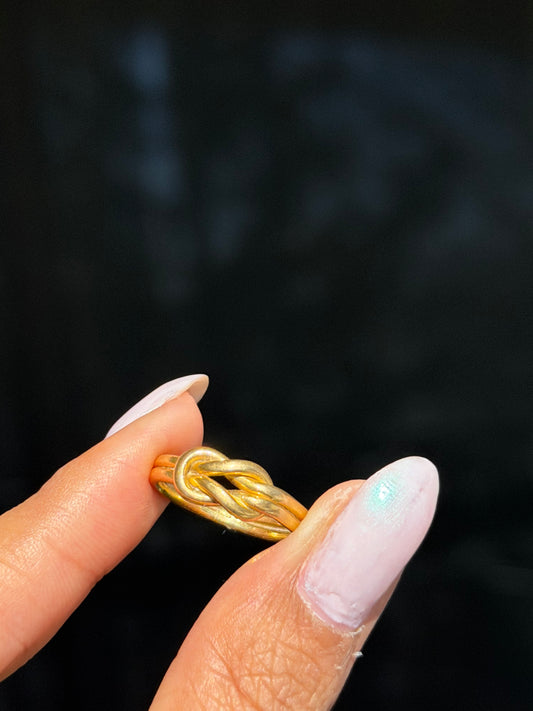18k buttery Love knot ring