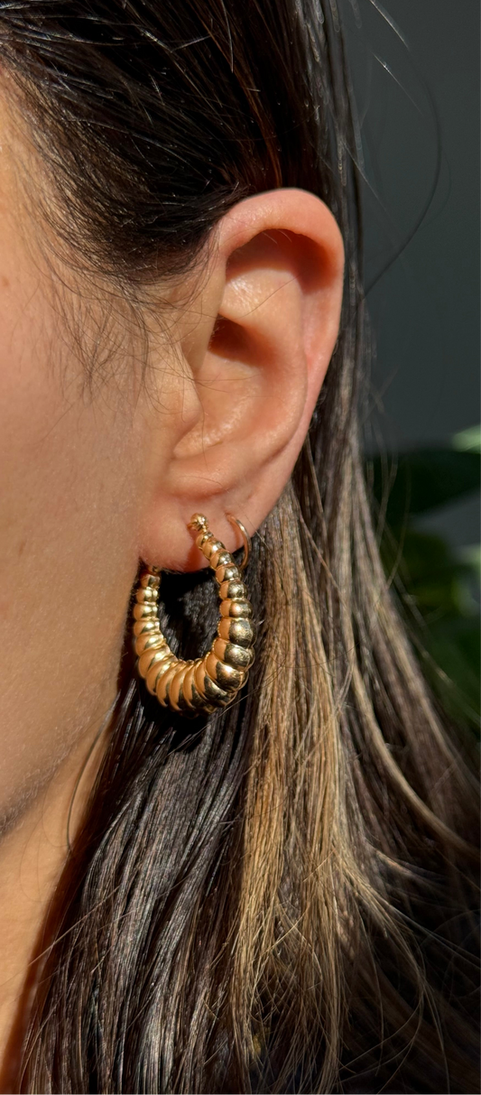 14k ribbed Shrimpy hoop