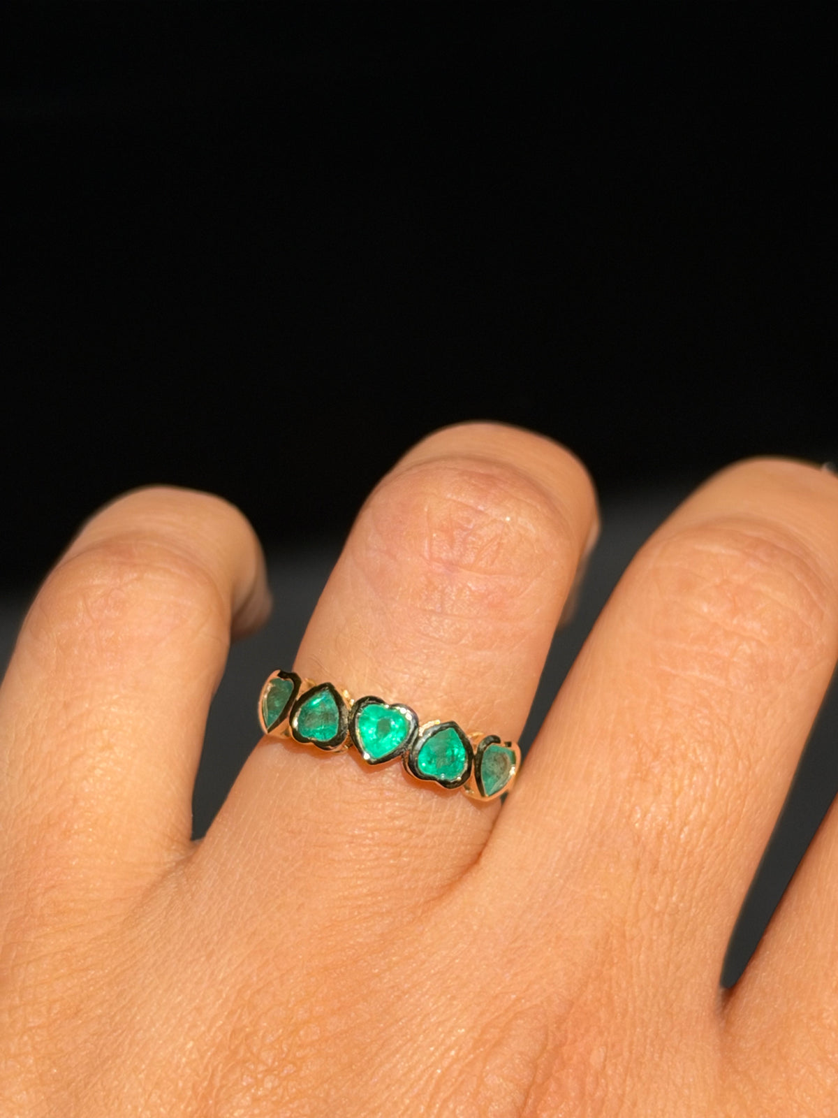 18k Glowy emerald heart ring