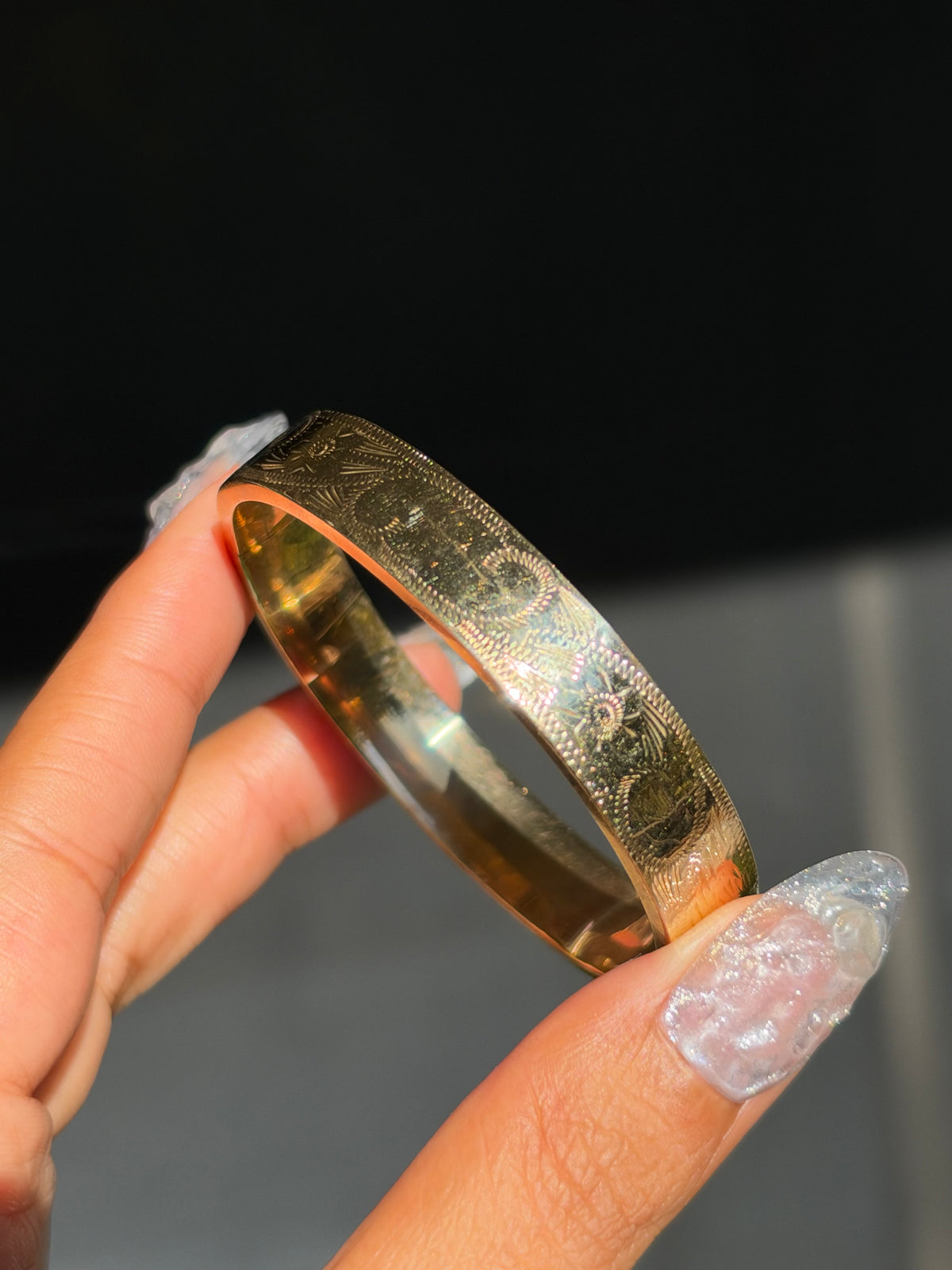 Vintage 14k wide etched hand engraved hinged bangle ✨