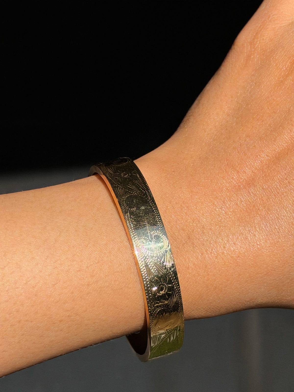 Vintage 14k wide etched hand engraved hinged bangle ✨